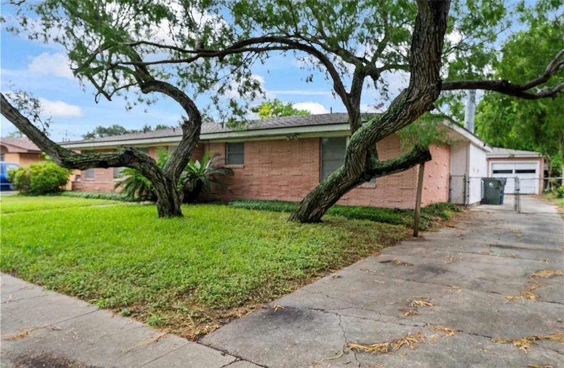 3 bed, 2.0 bath, 2023 sqft, $2,000 — Photo 2