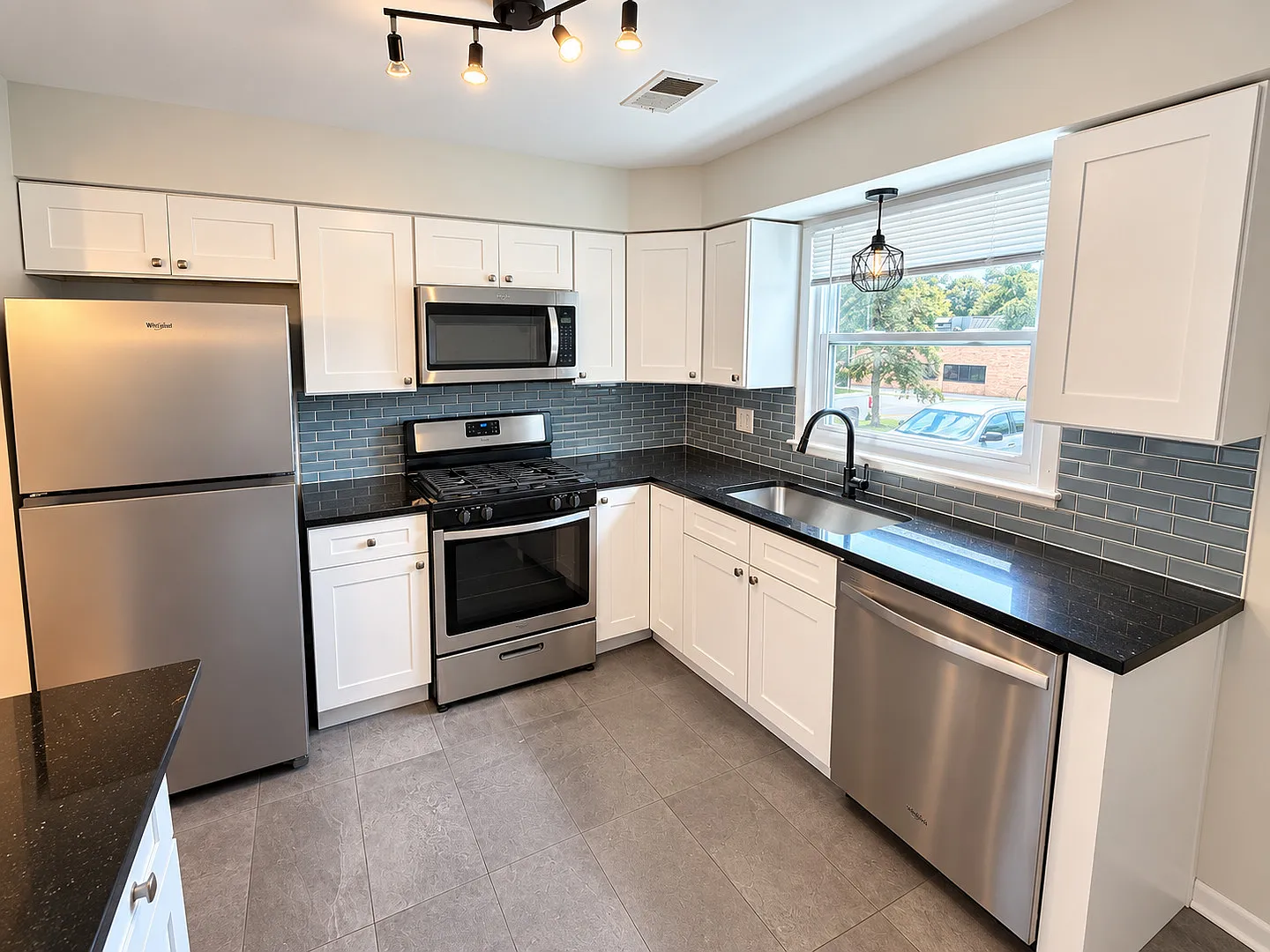 225 W Johnson St — Photo 3