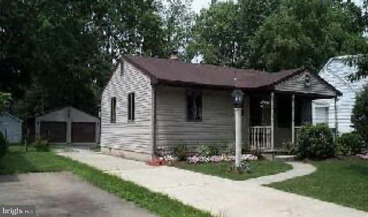 1st image of 221 Moore St