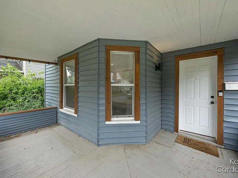443 Barth Ave SE — Photo 3