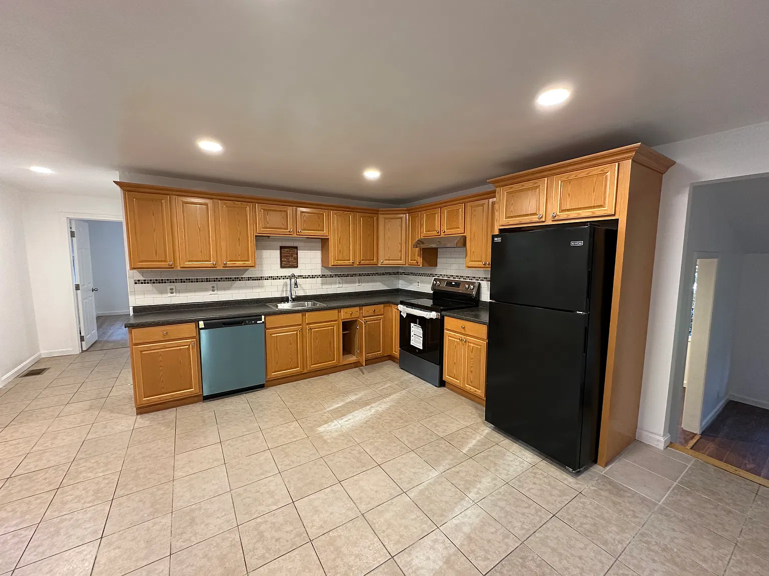 5 bed, 2200 sqft, $2,900 — Photo 2