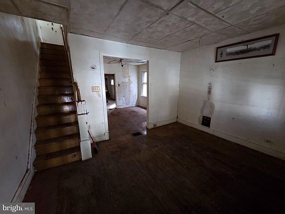 5th image of 117 Staley Ave