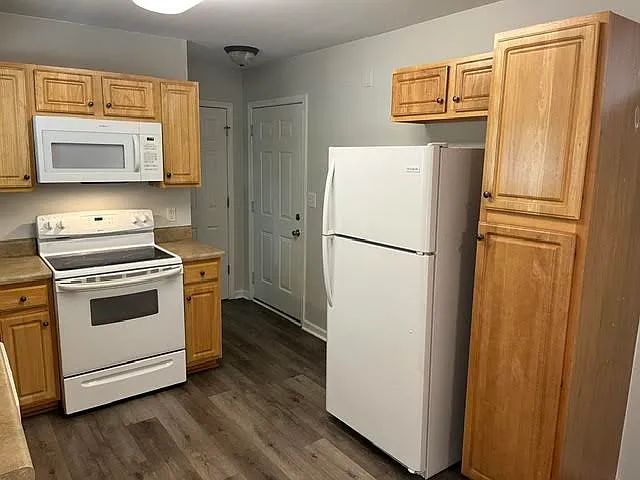 3 bed, 2.5 bath, 1300 sqft, $1,895 — Photo 4