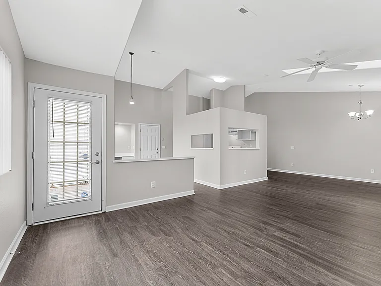 743 Hilltop Ln — Photo 5