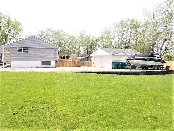 3rd image of 825 Cypress Ct