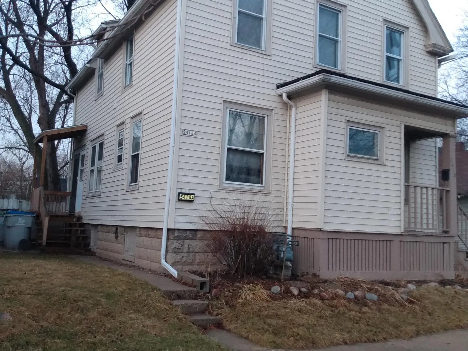 2 bed, 700 sqft, $900 — Photo 1