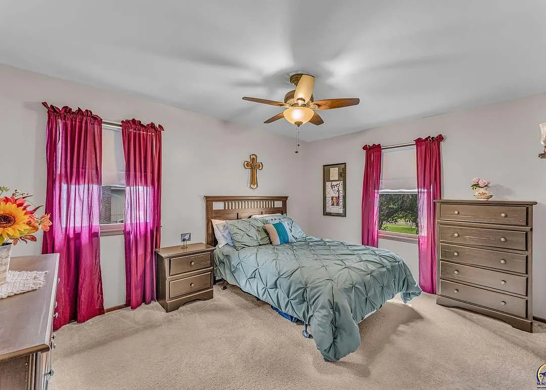3 bed, 2132 sqft, $2,150 — Photo 2