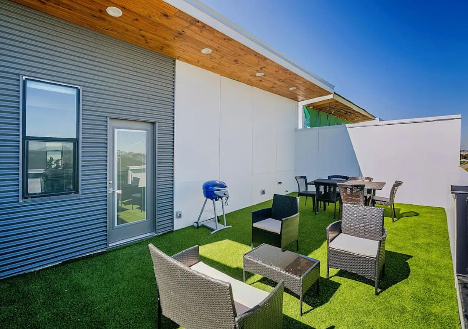 5 Bedroom 5 Bath Luxury Home w Downtown View — Photo 4