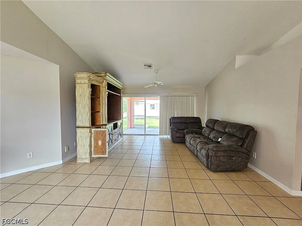 3 bed, 2.0 bath, 1408 sqft, $1,700 — Photo 3