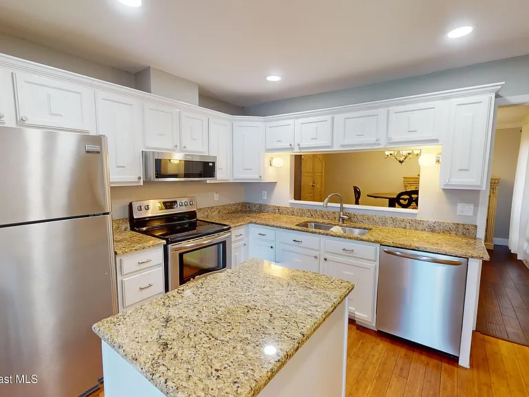 216 Country Club Dr — Photo 8