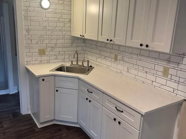 599 W 1st St, Chaska, MN 55318