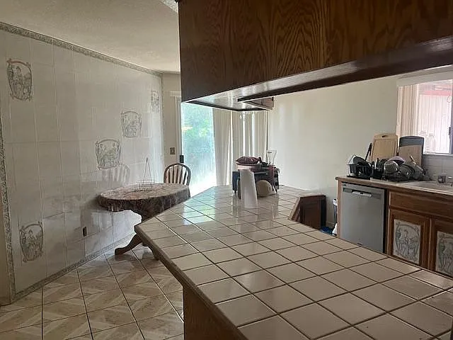 3404 Jamestown Dr — Photo 6