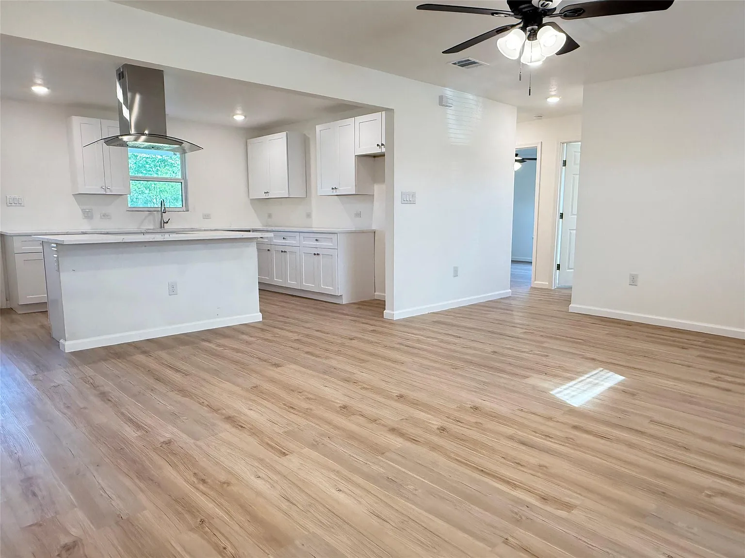 3 bed, 2.0 bath, 1223 sqft, $1,900 — Photo 4
