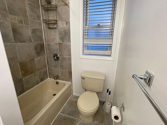 4th image of 450 E Park Ave APT 1