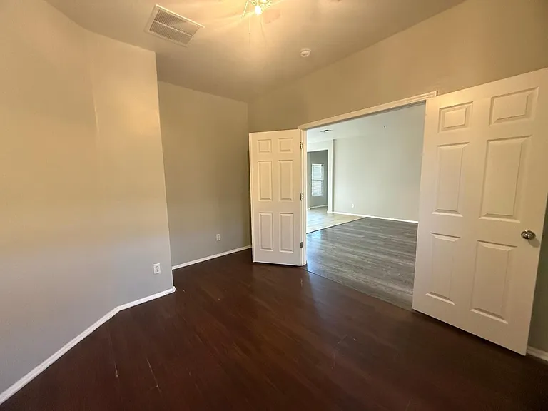 902 E Dee St — Photo 24