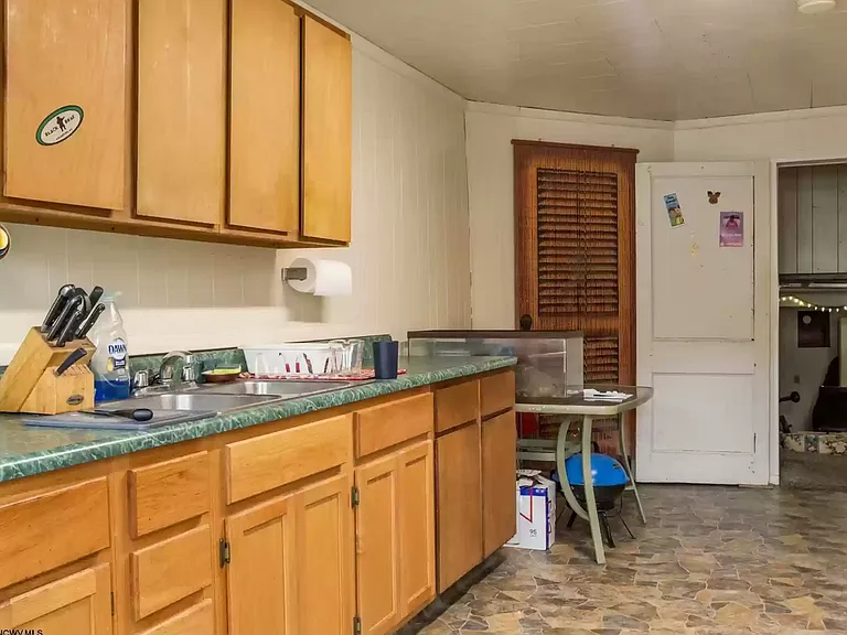 336 Stewart Street - B — Photo 4