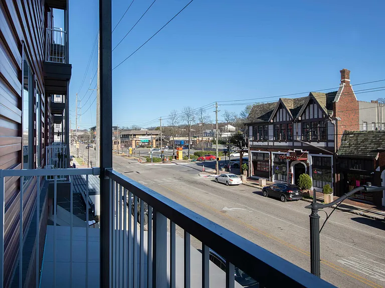 Rise Lakeview — Photo 8