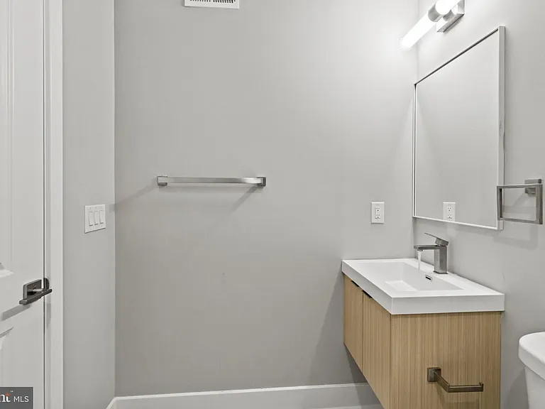 2114 N 8th St — Photo 3