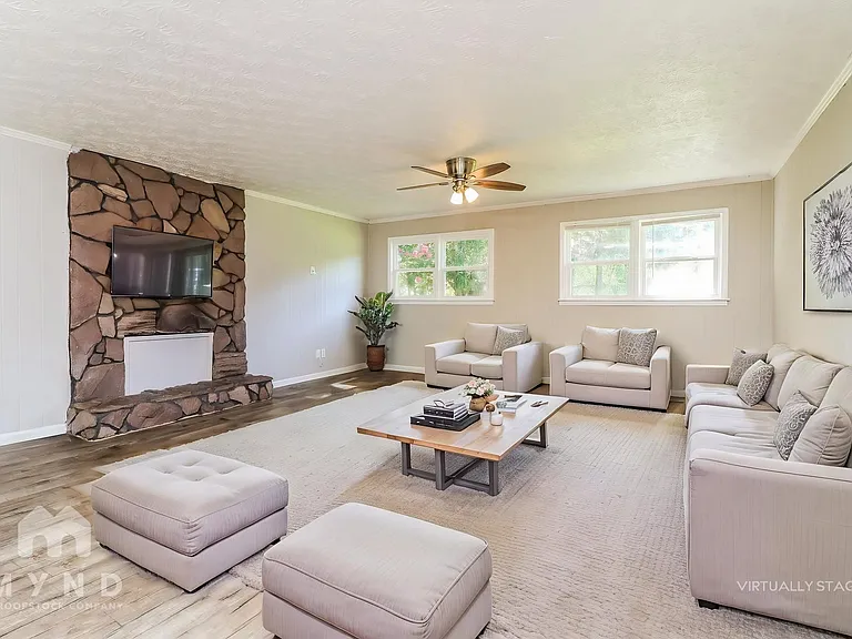 3179 Robin Hood Ln — Photo 2