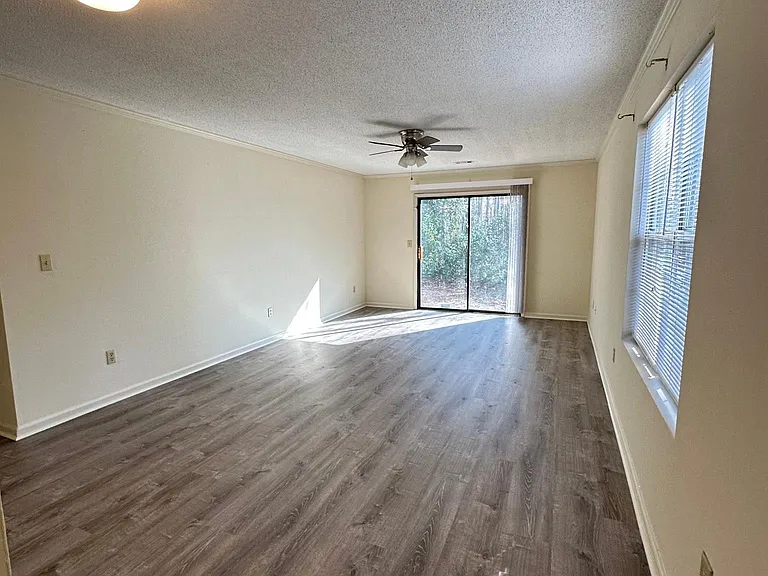 606 N Pointe Crk — Photo 4