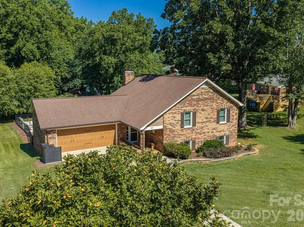 389 Caprice Cir, Lincolnton, NC 28092