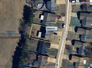 209 S Silver Leaf Dr, Moore, OK 73160