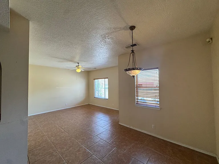 500 Phoenix Ave NW — Photo 2