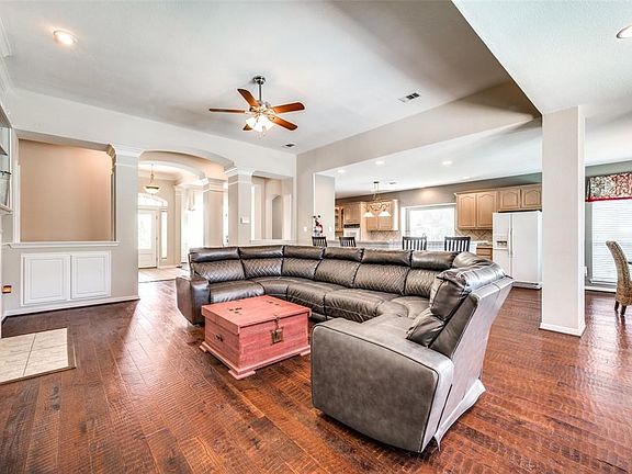 2nd image of 201 Stone Hollow Ct