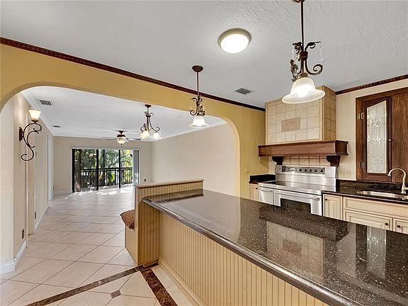 5th image of 238 SE 10th Ave #238