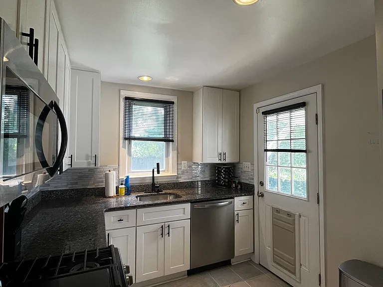 120 N Huron Dr — Photo 12