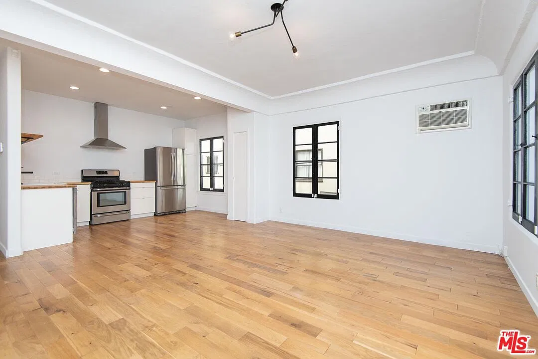 409 N Genesee Ave — Photo 2