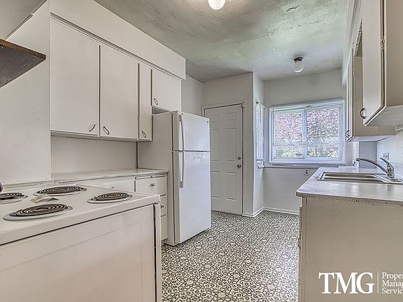 3rd image of 1036 & 1040 N Ainsworth St #1040