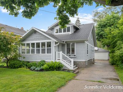 2071 Oakwood Ave NE, Grand Rapids, MI, 49505