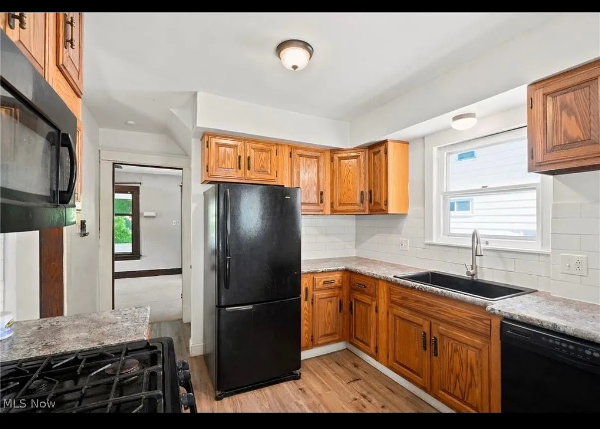 3 bed, $1,300 — Photo 4