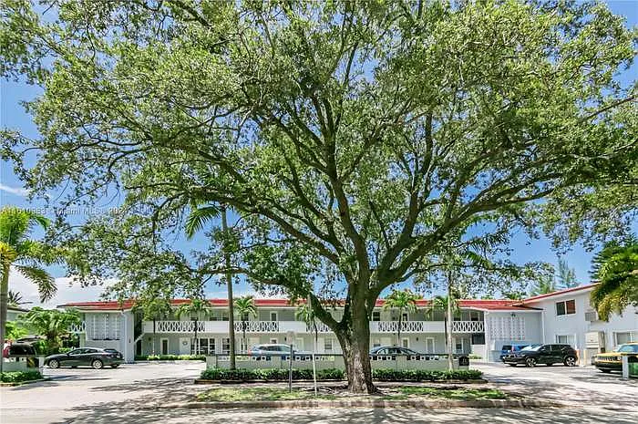 21 Edgewater Dr #205 — Photo 4