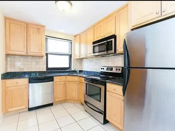 7516 N Ridge Blvd APT 2E, Chicago, IL 60645