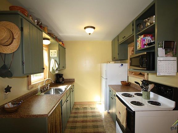 5th image of 160 Pine Ct