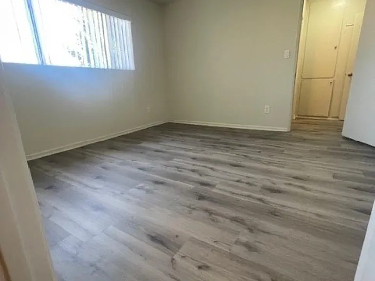 2043 N Beachwood Dr #10 — Photo 10