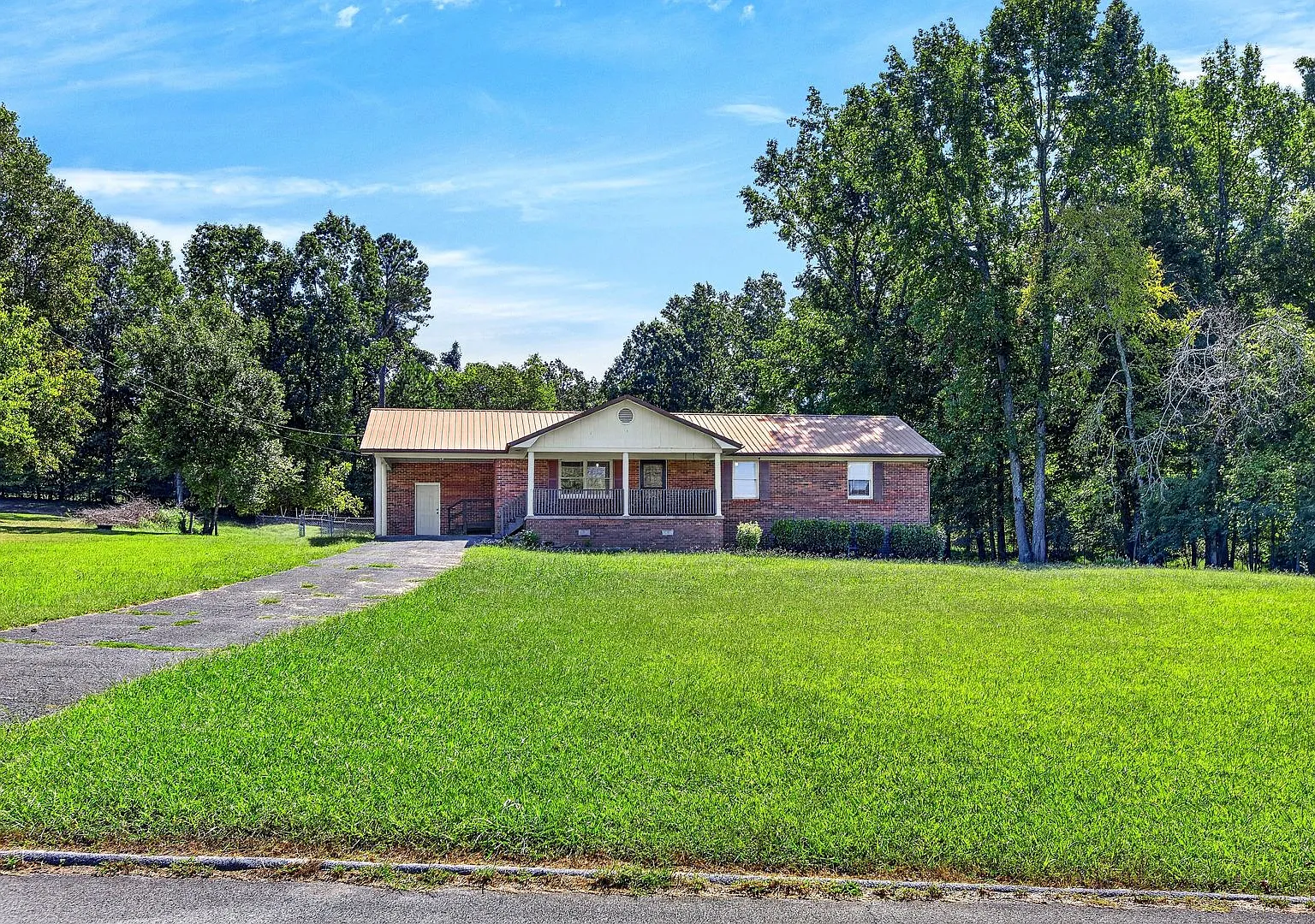 Spacious 4bd Home on 1 Acre! — Photo 3