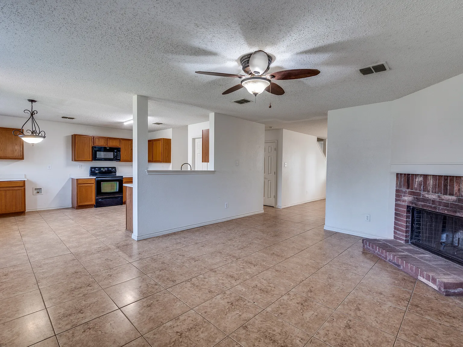 4 bed, 2.5 bath, 2606 sqft, $2,800 — Photo 2
