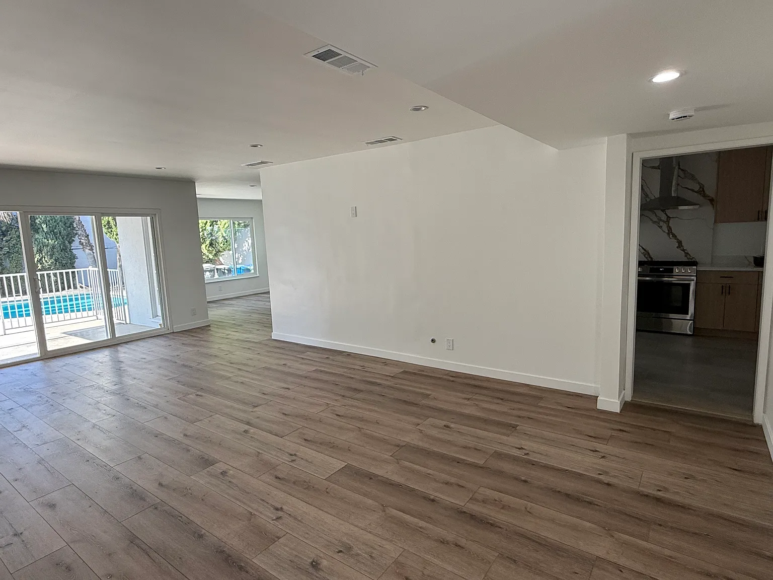3 bed, 1848 sqft, $6,950 — Photo 4