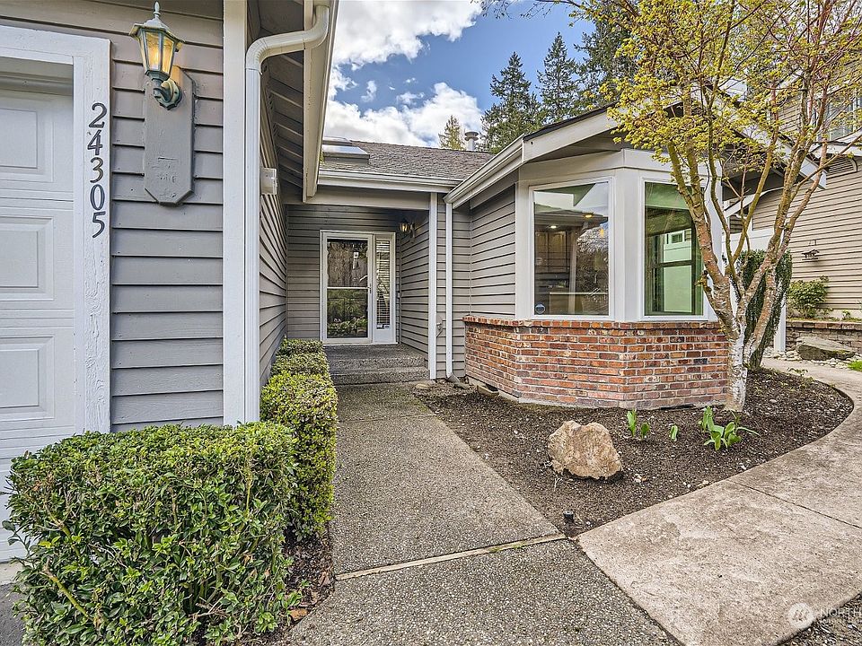 This home boasts 3 bedrooms, 2.5 baths, and 1,609 sq. ft. of interior space.>