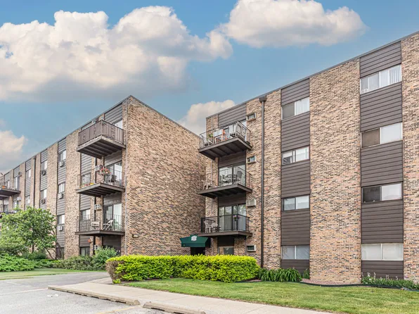 8905 Knight Ave APT 208, Des Plaines, IL 60016