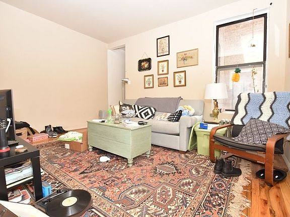 4th image of 28 Macombs Pl APT 17