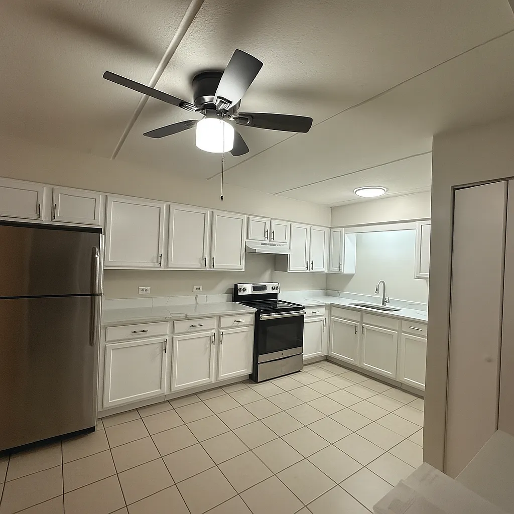 221 E Plainfield Rd — Photo 2