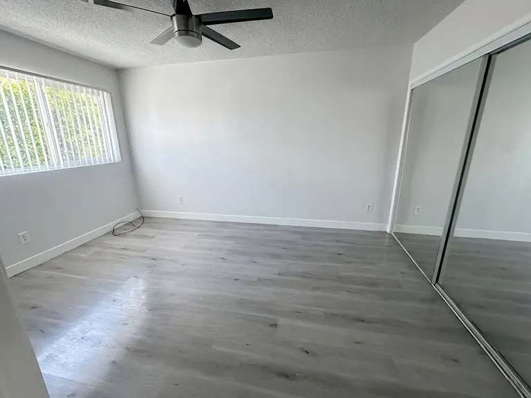 4060 Stevely Ave — Photo 12