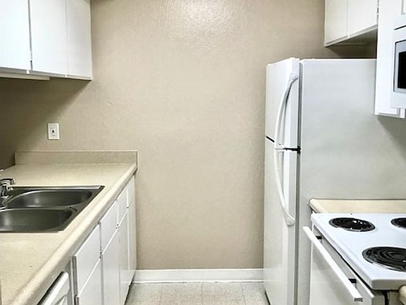 5th image of 2602 Princeton Ln