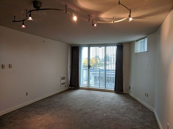 4th image of 1100 106th Ave NE #205-1