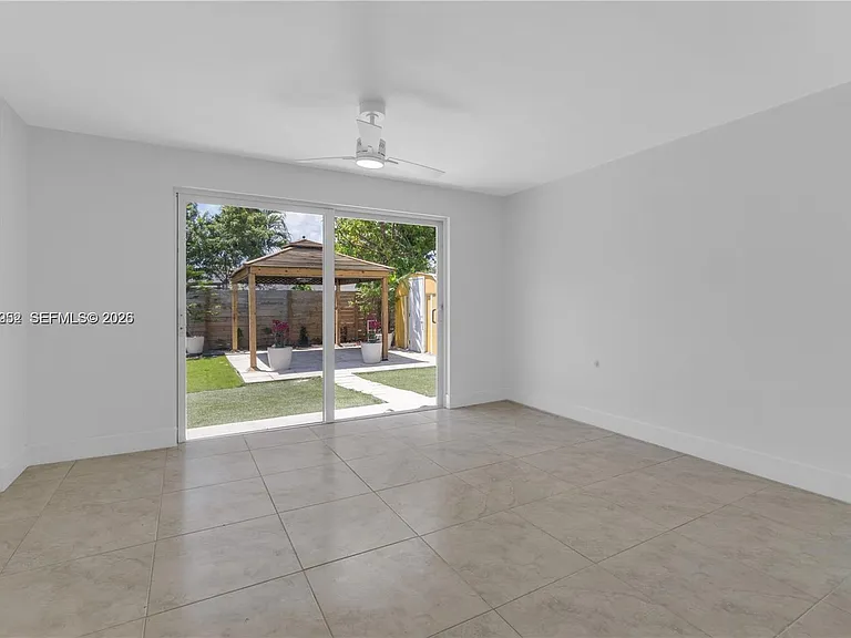 806 NE 4th St — Photo 9