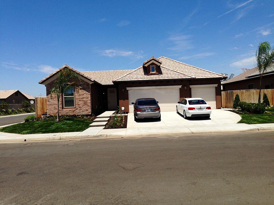 Front View of Exterior - 3 Car Garage